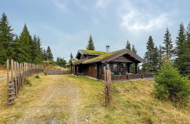 Lovely home in Sjusjøen with sauna