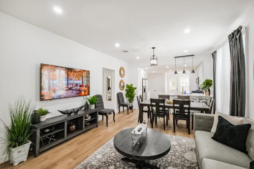 Lovely Home Minutes To Downtown