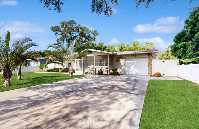Lovely home on Pinellas Trail,10 minutes to Beach, Close to shopping& Restaurats