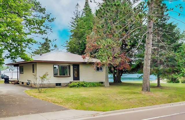 Lovely home with Mercer Lake view, patio, full kitchen, on trail 17