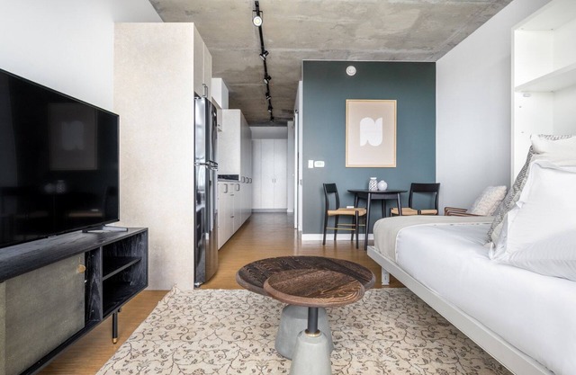 Lovely Lincoln Park Studio w/W/D, walk to L & New City, by Blueground