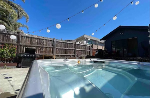 Lovely & Modern 2 bedroom Home with Hot Tub & Gym