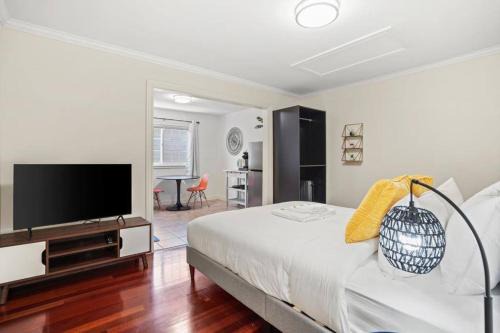 Lovely Relaxing Private Studio Near Westlake