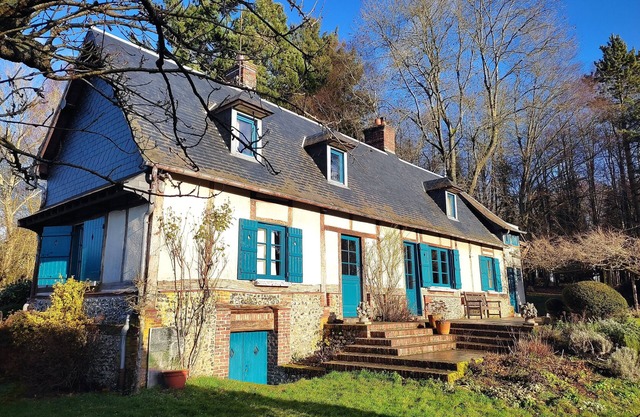 Lovely renovated traditional house, charm, calm in a green setting.