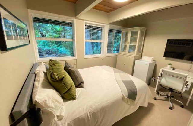 Lovely room in Cedar Woods!