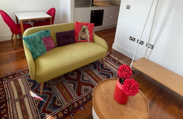 Lovely Studio Flat with Pool - Canary Wharf