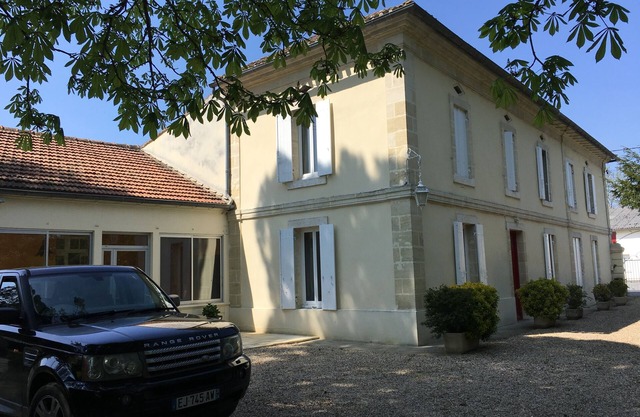 Lovely T2 apartment in a traditional Girondine set in wooded grounds