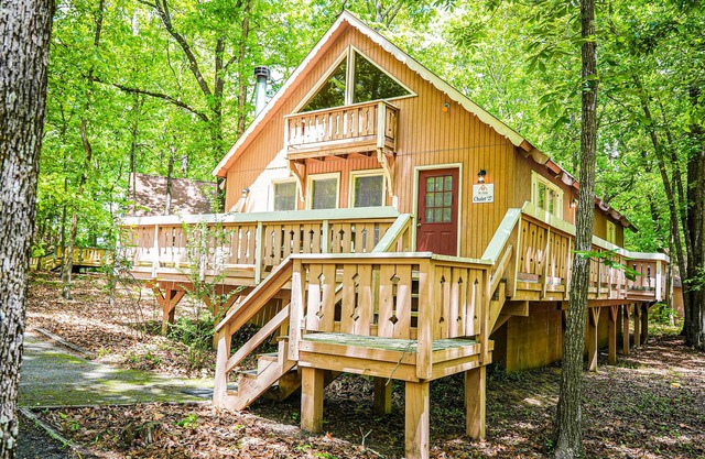 Lovely wooded view chalet is your weekend escape!