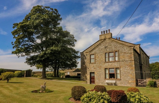 LOW SKIBEDEN COTTAGE, character holiday cottage in Skipton