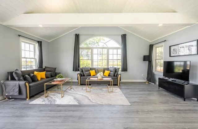 Lowbanks Cottage Sleeps 12, Hot Tub, 300m to beach!