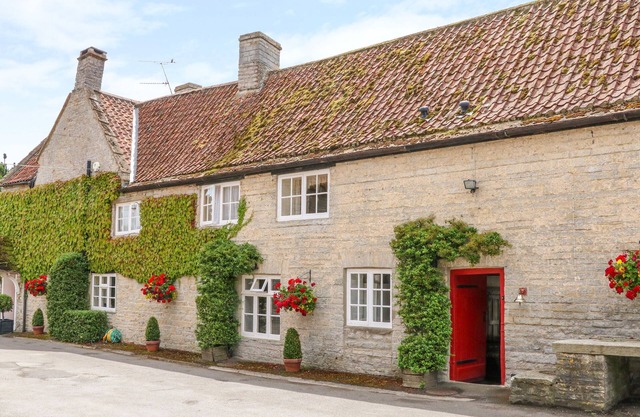 LOWER FARM ANNEXE, family friendly in Somerton
