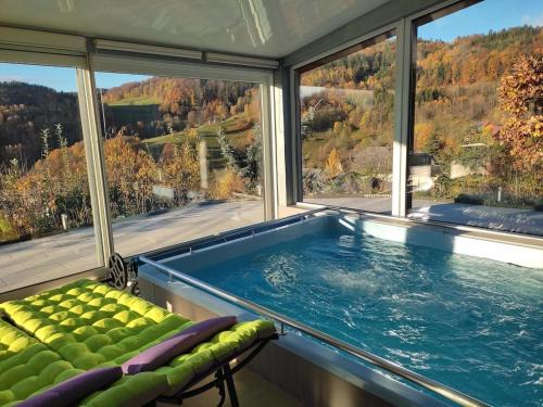 LOZEN avec piscine privée intérieure