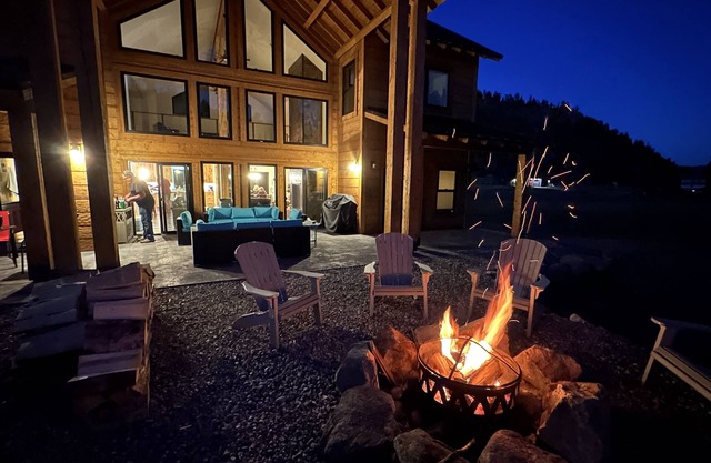 Lucky Duck on Rio Grande River with Hottub & 5 Bathrooms