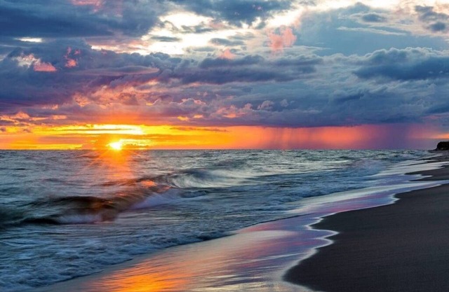 Ludington Beach House on Lakeshore 1.5 Blocks from the beach