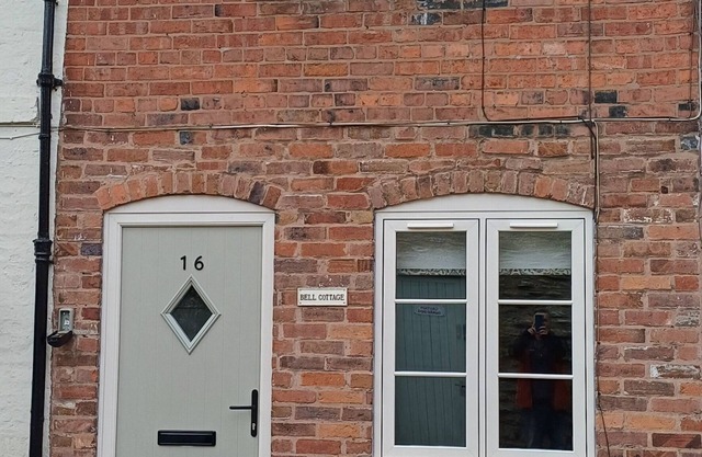 Ludlow centre, period town cottage with pet friendly garden & free parking