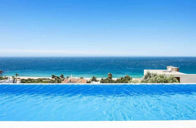 LUJOSA VILLA PISCINA 25 METROS SUIT 60m2 SPA SAUNA