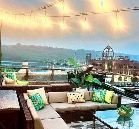 Lumberjack Inn with rooftop