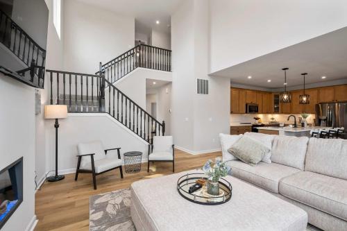 Lunar Haven - Gorgeous 5 BDR