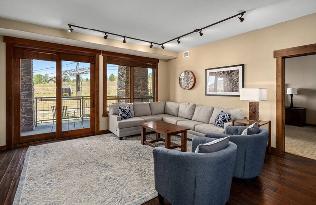 Lupine Lodge, updated, Gondola to sweep you to the Base Area, Pool/Hot Tubs, Amenities Galore!