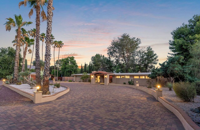 Lush Desert Ranch Home On Golf Course With Shared Pool, Gym & Onsite Restaurant