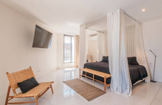 Lush getaway with bathtub + pool in Historic Center | Centro