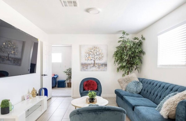 Lush Modern Desert Inn 5 mins to Strip and Convention Fast Wifi 5 TVs Recliners