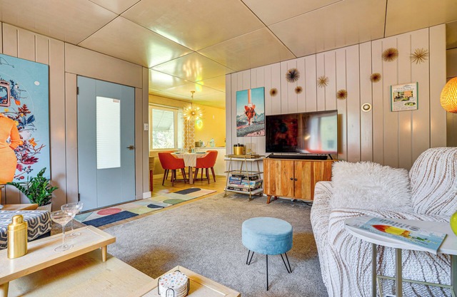 Lustron of the Lakes: Retro MCM Gem in Tangletown