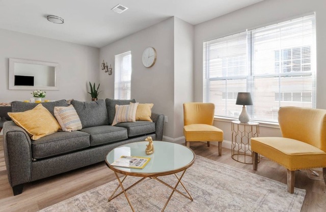 ★LUX 1 BR Apt Great Location★Parking Available