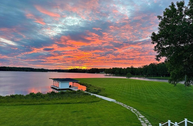 Lux 4BR Lkfront- in/outdoor fun-MovieRm-Gym-Dock-4private bathrooms, kayaks/SUP