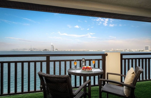 Lux Anantara Palm Retreat, Iconic Burj Al Arab & Sea Views
