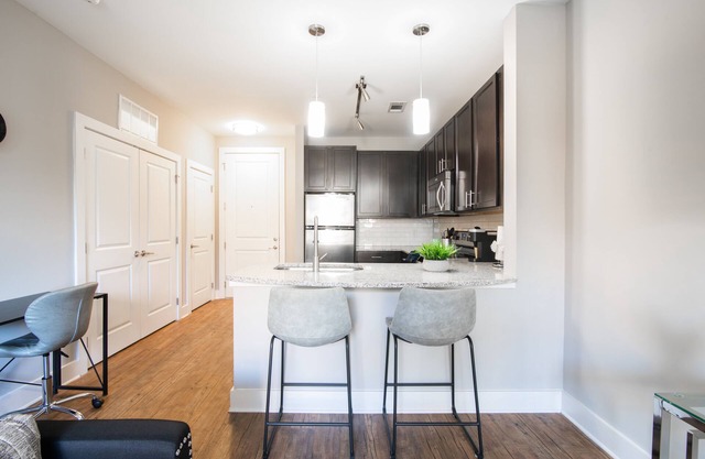 Lux Condo in SouthPark~KING BED~Free Parking~ Balcony~Long Term Stays Welcome!