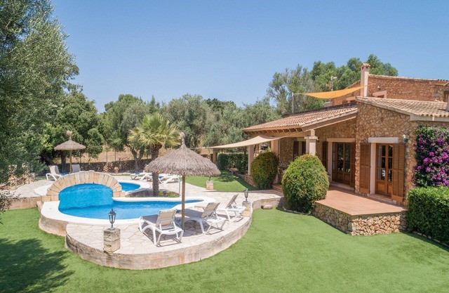 Luxury Villa with Pool & Jacuzzi