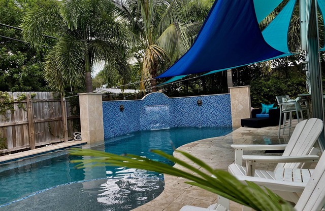 Lux Exec 4/3.5- HTD Pool. Walk everywhere- 3 blocks off "The Ave". Best loc!