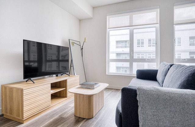 Lux Oakland Studio w/Gym, Pool & AC, 2 min walk to Target, by Blueground