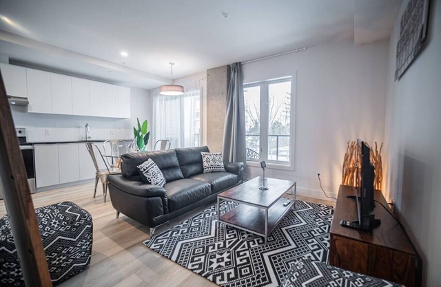 Luxe 2BR Apt with Gym, Close to Parc Saint-Benoît