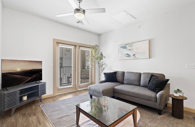 Luxe 3B Getaway | Sleeps 8 | Pool, Gym, Garage