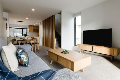 Luxe 3BR, 2Bath Townhouse w Private Garage in CBD