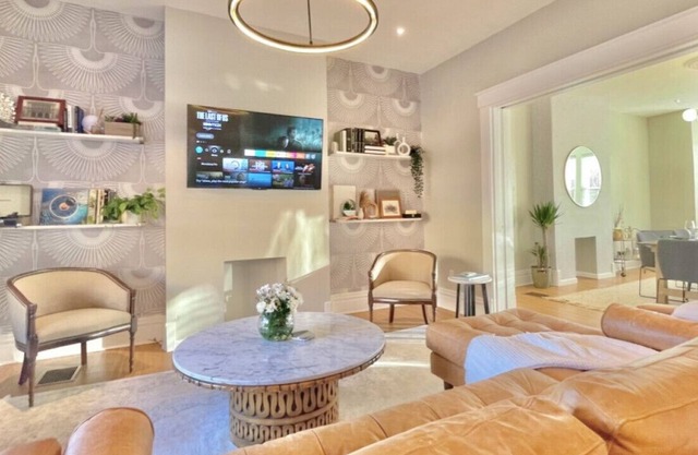 Luxe Beechview Manor | Sleeps 14 | Central