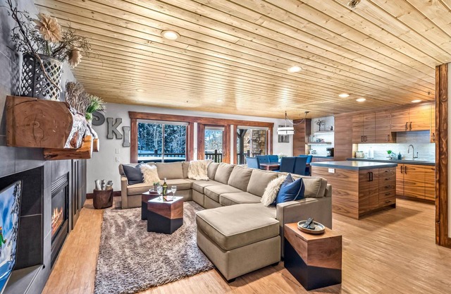 Luxe Black Bear Cabin | Walk to Lifts + Hot Tub