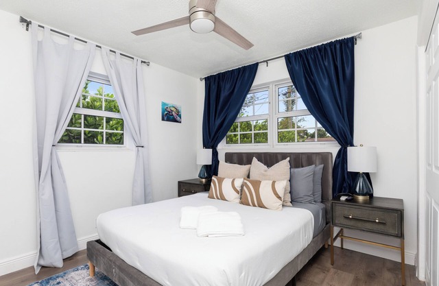 Luxe Coastal Escape King BD Heated pool WaterFront