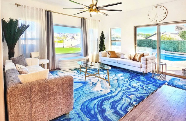 Luxe Desert Oasis, Sparkling Pool and Hidden Speakeasy Room!