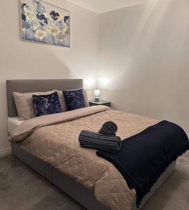 Luxe Entire 3 Bed Home - LHR 15 mins - London City 35 mins