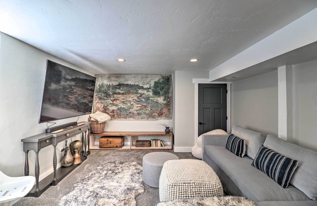 Luxe Glacier Getaway: Walk to Downtown Kalispell!