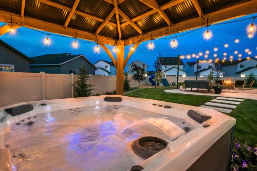 Luxe Group Stay Hot Tub Game Lounge Fire Pit