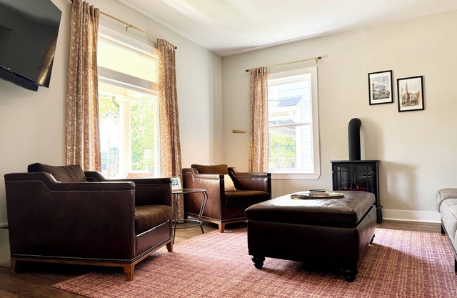 Luxe house near downtown with 4 bedrooms.