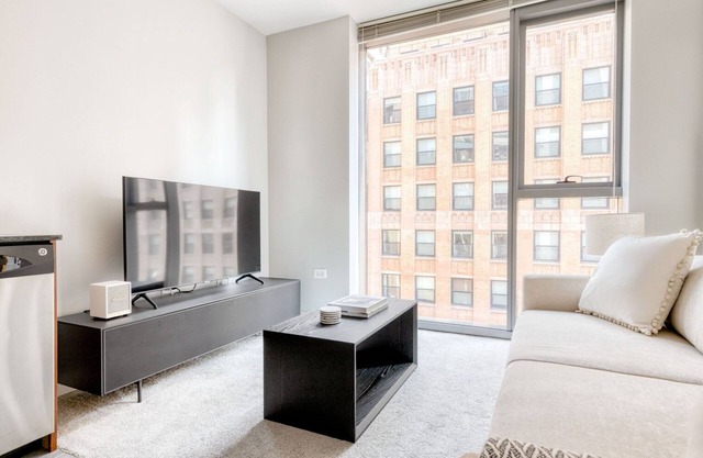 Luxe Loop Studio w/Gym, Pool & Lounge, 1 block from L, by Blueground