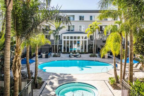Luxe MDR apartment,Parking, Gym, Pool, jacuzzi,BBQ