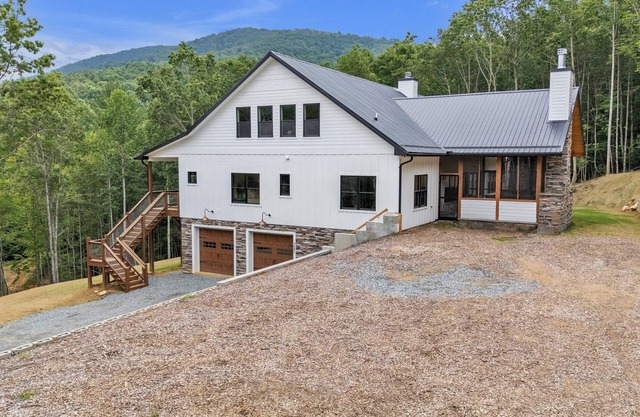 Luxe Mountain Haven - Mountain Views, Hot Tub, Game Loft