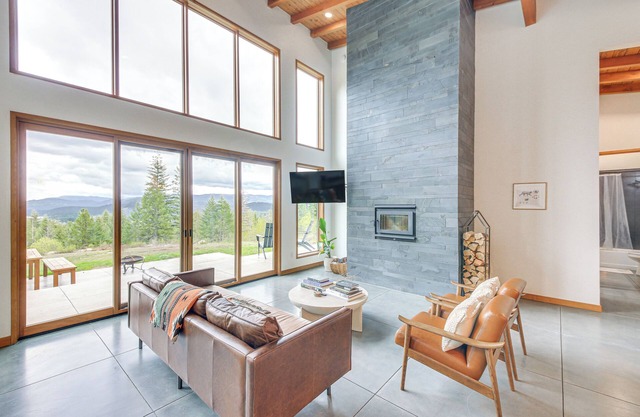 Luxe Mtn-View Escape 5 Mi to Dtwn Priest River!