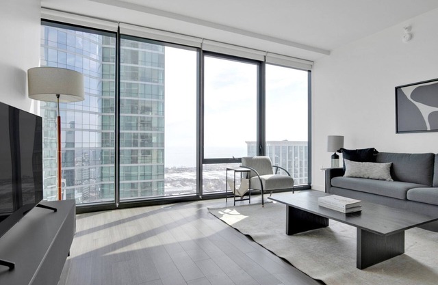 Luxe South Loop 2BR w/Spa, Pool & Gym next to Grant Park, by Blueground